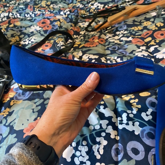 Cute blue flats with gold accents. 9 1/2 Wide - Picture 3 of 5